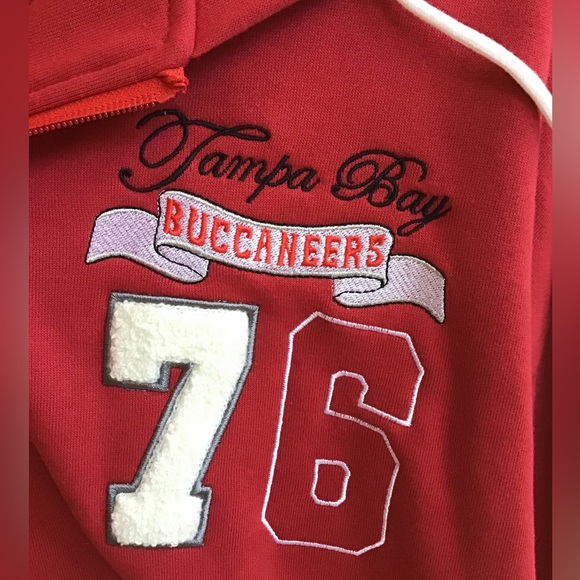 Tommy Hilfiger NFL “Tampa Bay Buccaneers 76” Hooded Sweatshirt - Picture 7 of 10